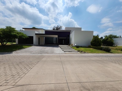 Casas en venta - 696m2 - 3 recámaras - Celaya - $8,000,000