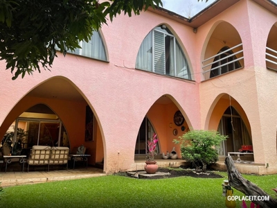 En Venta, Casa en Zona Dorada, Vistahermosa en Cuernavaca, Morelos - 3 habitaciones - 3 baños - 670 m2