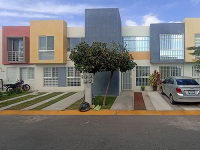 Casa dúplex planta lata equipada con cocina y closets en Fraccionamiento privado Parque de las Aves