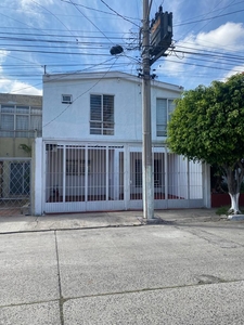 CASA EN VENTA POR AV. CRUZ DEL SUR EN LOMAS DE LA VICTORIA