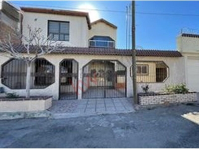 CASA EN VENTA CON 5 RECAMARAS, ALBERCA OASIS REVOLUCION