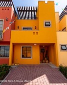 la luciérnaga. casa con roof garden y cuarto de tv, en venta