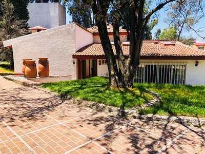 Doomos. Casa en venta con jardín en Loma del Padre, Cuajimalpa, Cdmx