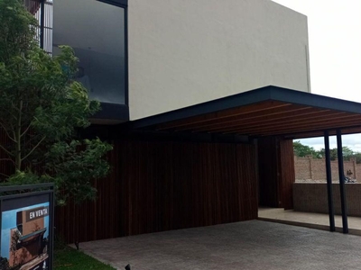 Doomos. Casa en Venta en Altozano Querétaro, Diseño de Atuor, 4 Recamaras, Super Lujo!