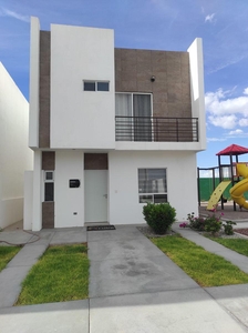 Doomos. Casa nueva en venta Fracc. Aurea circuito Courvosier en Torreón, Coahuila.