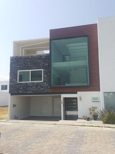 Doomos. HERMOSA CASA EN VENTA O RENTA EN CLUSTER QUERETARO, LOMAS III