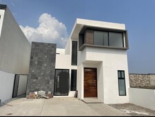 doomos. lomas de la rioja, casa en venta con recámaras en planta baja y roof garden