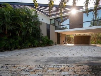 Casa en condominio en venta, Yucatan Country Club con 2 plantas y 5 recamaras