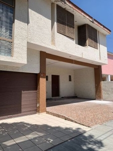 Casa en VENTA- Chapalita Sur