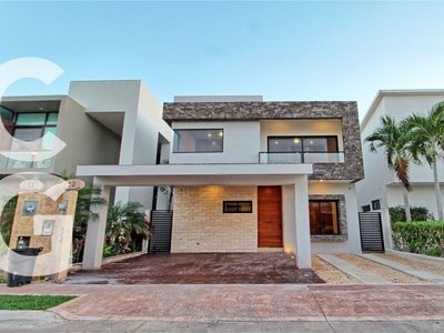 Casa en Venta en Cancun en Residencial Lagos del sol con Alberca y Jardin