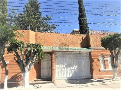 Casa en Venta en Colinas del Cimatario (1era Sección) con terreno excedente