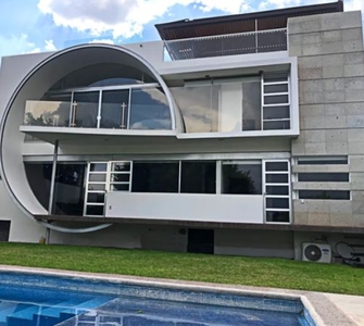 Casa minimalista en Cumbres del Lago, con alberca y vista al Lago de Juriquilla