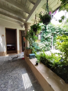 Cuarto semi amueblado con baño propio en hermosa casa con jardín