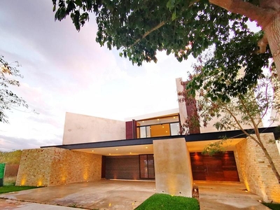 el mejor residencial en Mérida- 5 habitaciones- grandes espacios- excelentes acabados y espacios