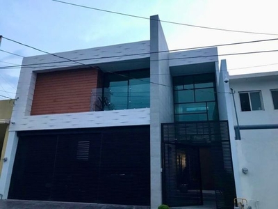 VENTA DE MODERNA CASA EN DEL PASEO RESIDENCIAL