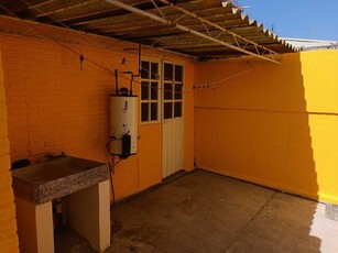 Casa en venta Calle Framboyan, Fraccionamiento Villa De Las Flores, Coacalco De Berriozábal, México, 55710, Mex