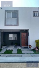 Doomos. Casa venta en condominio en Sonterra Queretaro