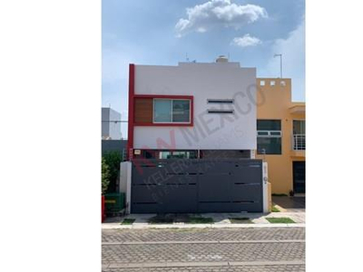 Casa De Tres Niveles Y Terraza En Renta Dentro De Coto Privado