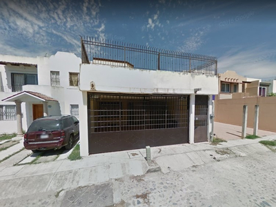 Casa En Venta Atraves De Ramate Bancario ** No Se Acepta Ningun Tipo De Creditos ** Fracc. Delfines, Puerto Vallarta, Jalisco, 3 Recamaras, 2 Baños, 1 Estacionamiento. Camt