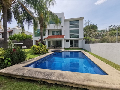 En Venta Casa Con Amplio Jardin Y Alberca En Lomas De Cocoyoc Apta A Todo Tipo De Credito