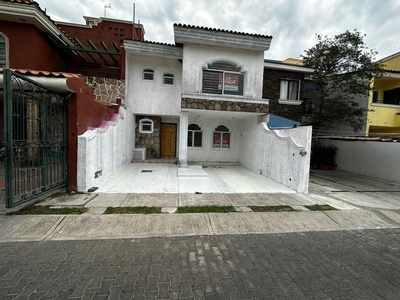 EXCELENTE OPORTUNIDAD CASA LISTA PARA REMODELAR EN UNA ZONA CON MUCHA PLUSVALIA!