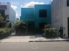 venta de casa con 3 recamaras frente a parque en g