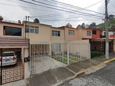 Bonita casa con jardín trasero, patio y estacionamiento para 2 autos en Toluca