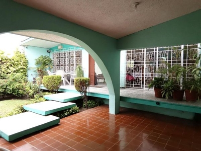 Casa con alberca y recámaras en planta baja en Venta en Col. Ignacio Zaragoza, a dos cuadras de la playas, Veracruz, Ver.