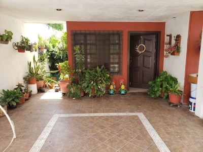 Casa de 4 recamaras y paneles solares en venta, col. Miguel Hidalgo, Mérida, Yuc