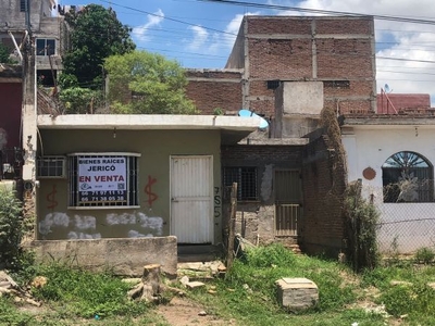 CASA EN VENTA COMO TERRENO EN LA COLONIA HUIZACHES