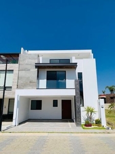 CASA EN VENTA CON ROOF GARDEN JUNTO A PARQUE ACUATICO