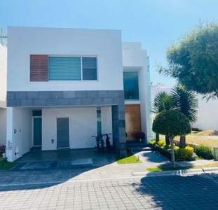 CASA EN VENTA CON VISTA A VOLCANES EN LOMAS 2