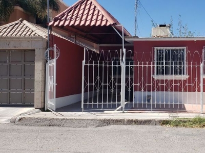 Casa en Venta de 1 Piso, con desnivel ,en Junta de los Ríos.