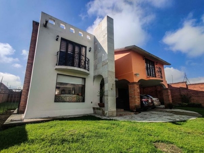 CASA EN VENTA EN CACALOMACAN, AMPLIO JARDIN, ZONA TRANQUILA Y LIMPIA