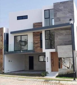 Casa en Venta en Lomas de Ángelopolis, Excelente Ubicación, Acabados Premium