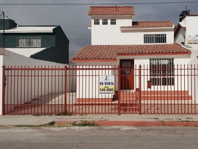 Casa en Venta, Junto a Parque con 2 Recámaras en P.B.