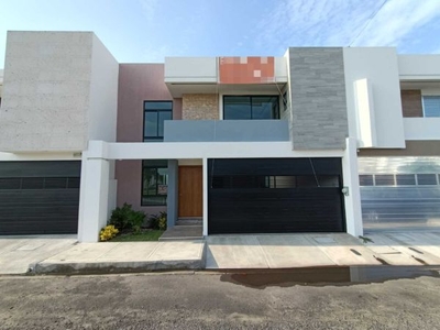 Casa nueva con alberca y con 4 recámaras en Fracc. Costa de Oro