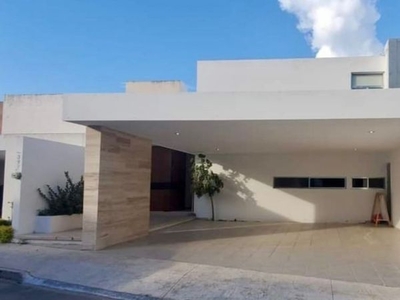 Casa recién remodelada en venta en Privada en Altabrisa.