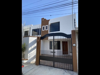 CASA VENTA EN AGUSTIN ARRIGA RIVERA UNA CUDRA DE AV. PERIODISMO