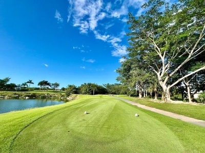 Exclusivo terreno en venta frente al campo de Golf en Paseo Jaguar, YCC