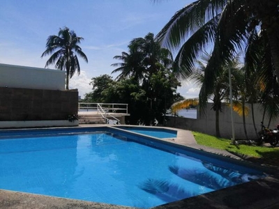 Oportunidad ! Villa con alberca y acceso al Rio, en venta.