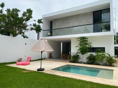 Se vende hermosa residencia en Privada San José Tulipanes, Cholul, Yucatán