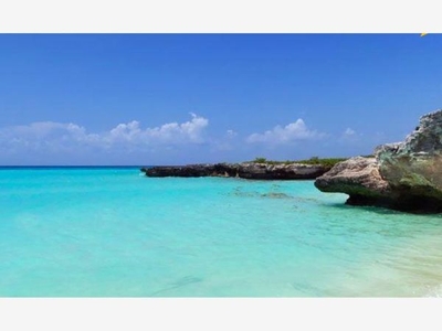 Terreno en Venta en El Edo de Quintana Roo, cerca de Playa del Carmén, 11.3 hectáreas FRENTE AL MAR