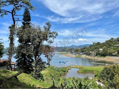 TERRENO EN VENTA EN VALLE DE BRAVO CON ACCESO Y VISTA AL LAGO EN AVANDARO CENTRO