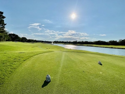 Terreno en venta frente al campo de Golf en Paseo Jaguar, con acción incluida.