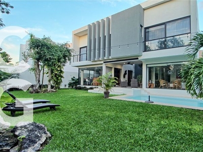 Casa en Venta en Cancun en Residencial Lagos del Sol con Alberca y Jardin
