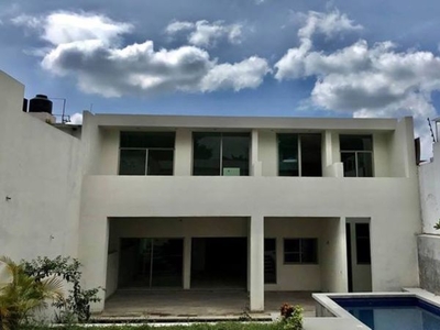 Estrene casa moderna en privada arbolada