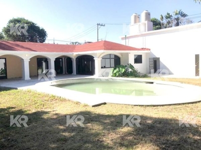 CASA DE UNA SOLA PLANTA EN FRACCIONAMIENTO LOMAS DE CUERNAVACA