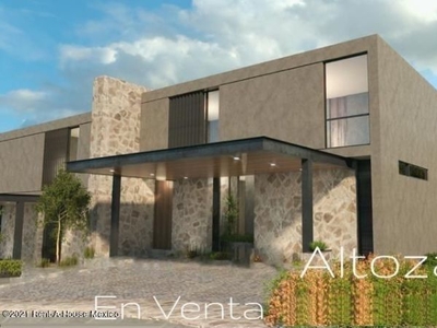 Casa en Venta con Diseño Único en Altozano