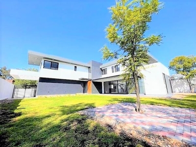 Nueva, Moderna Casa en Magnífico Fracc. Cerrado Juriquilla, Excelente Ubicación